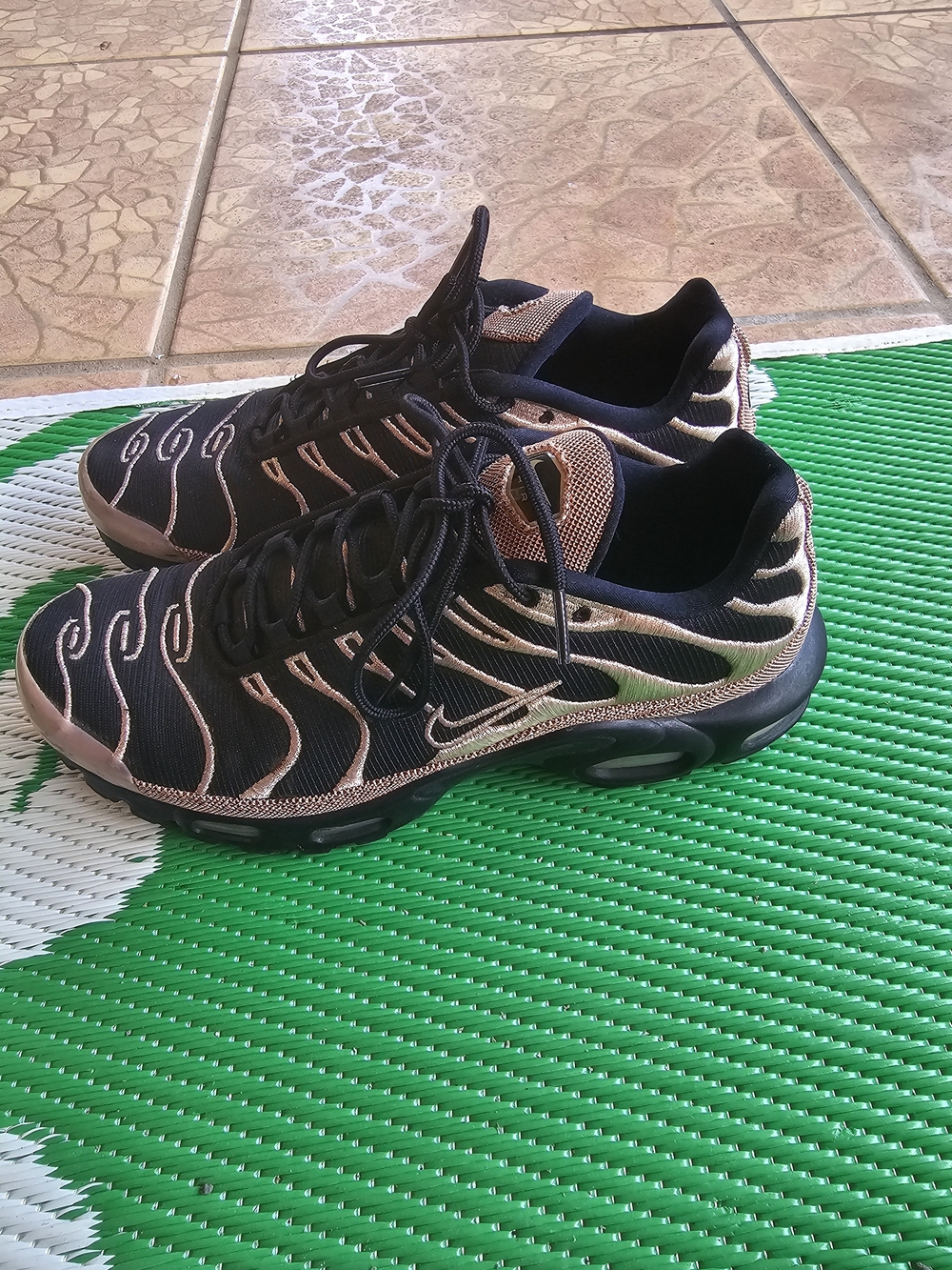 Womens Black and Rose Gold Wave-Design Sneakers